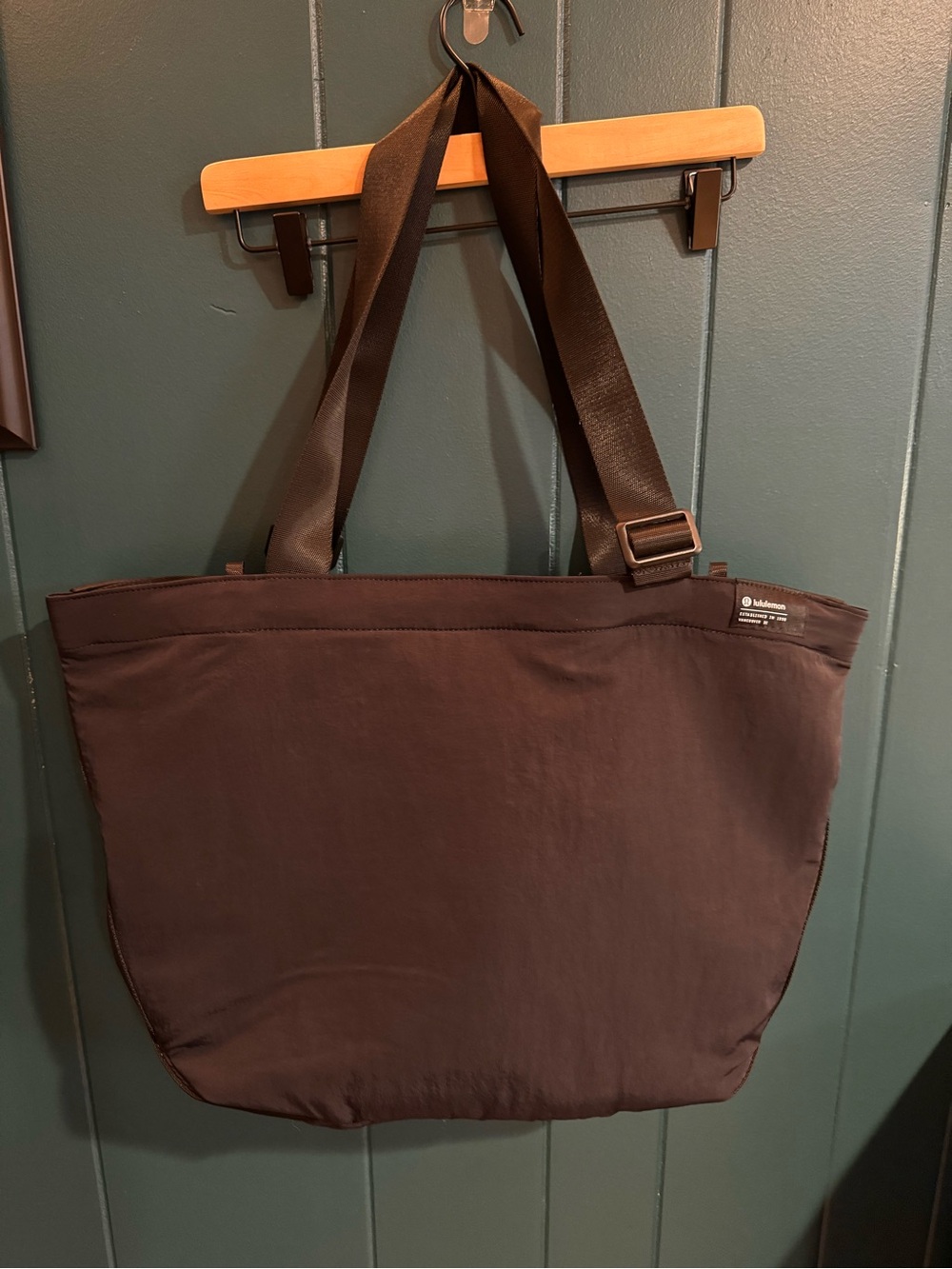 Lululemon Clean Lines Tote 22L.
